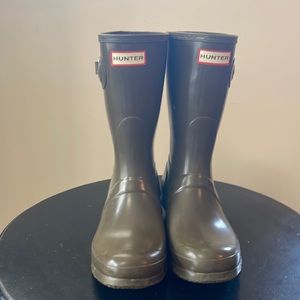 Hunter rain boots size 8 women’s army green